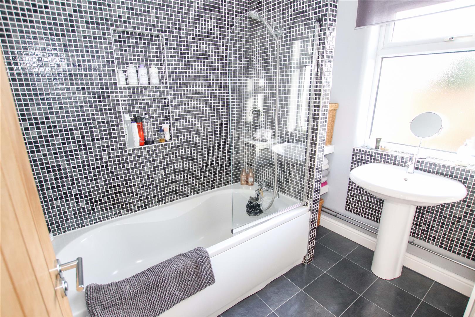 FIRST FLOOR FAMILY BATHROOM